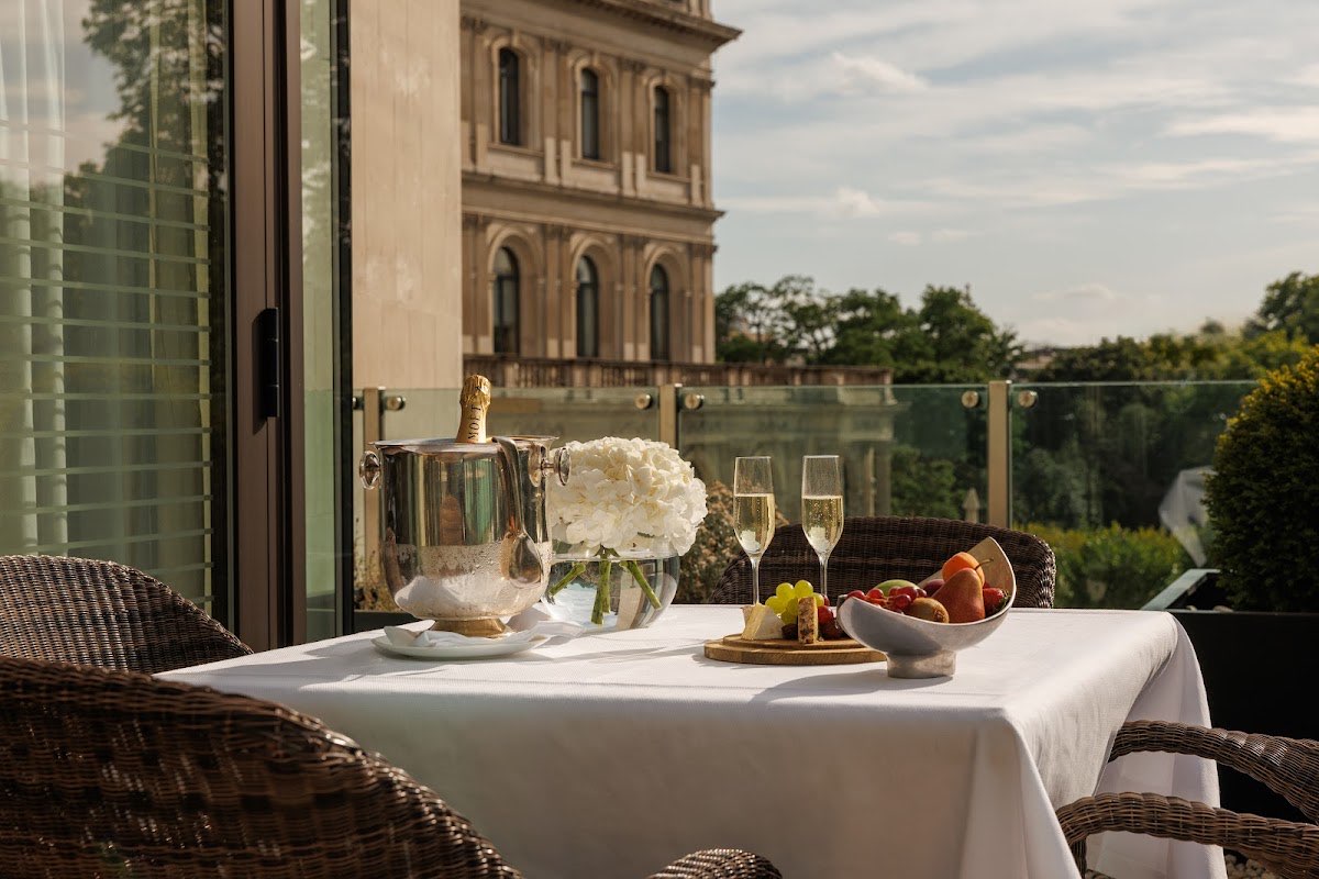 Four Seasons Hotel London at Park Lane wedding venue